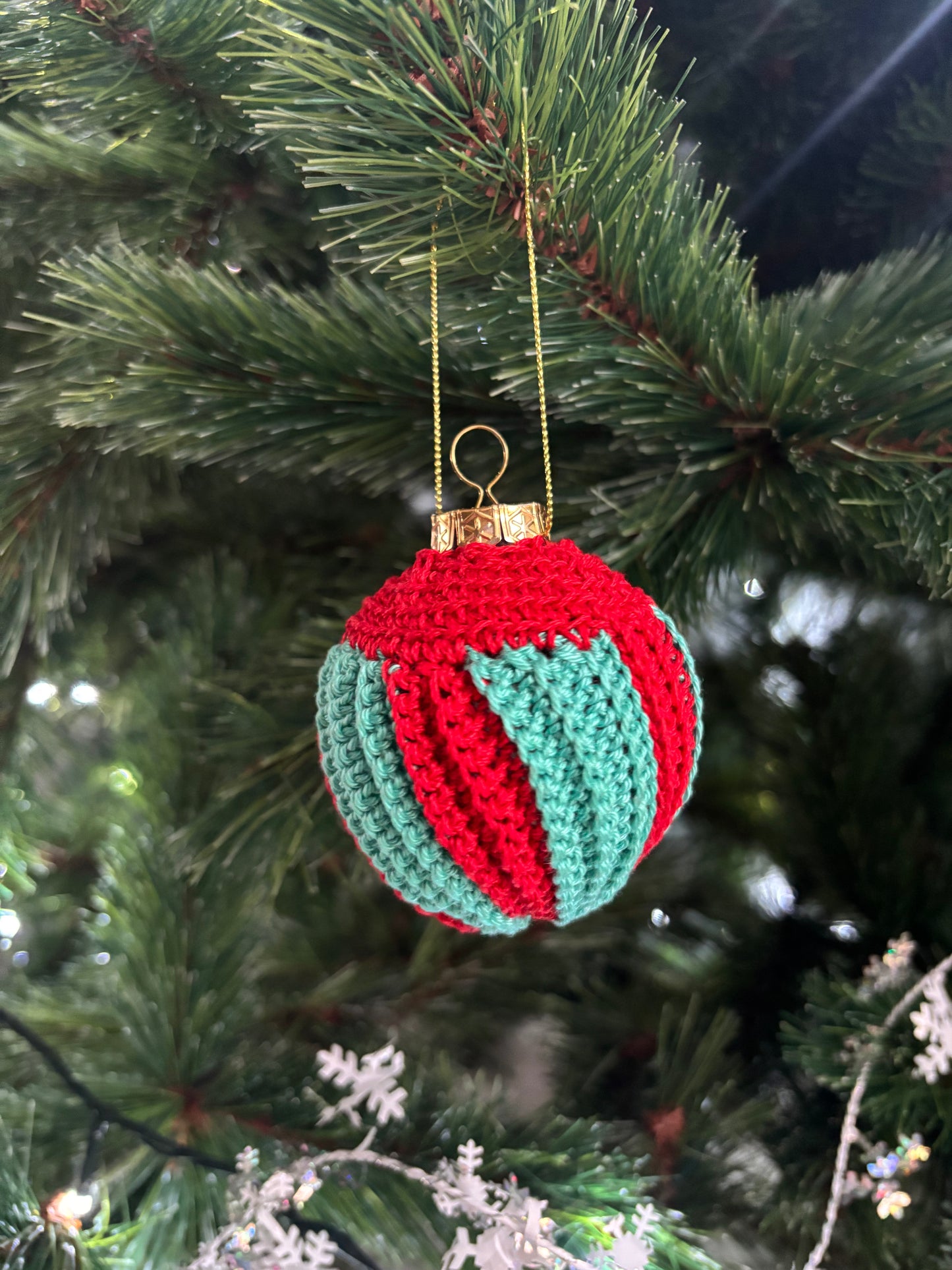 Handmade Crochet Christmas Bauble – Red & Turquoise | 7 cm