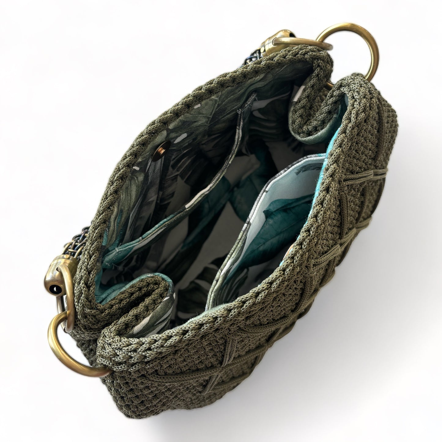 Green clutch with stunning metal chain