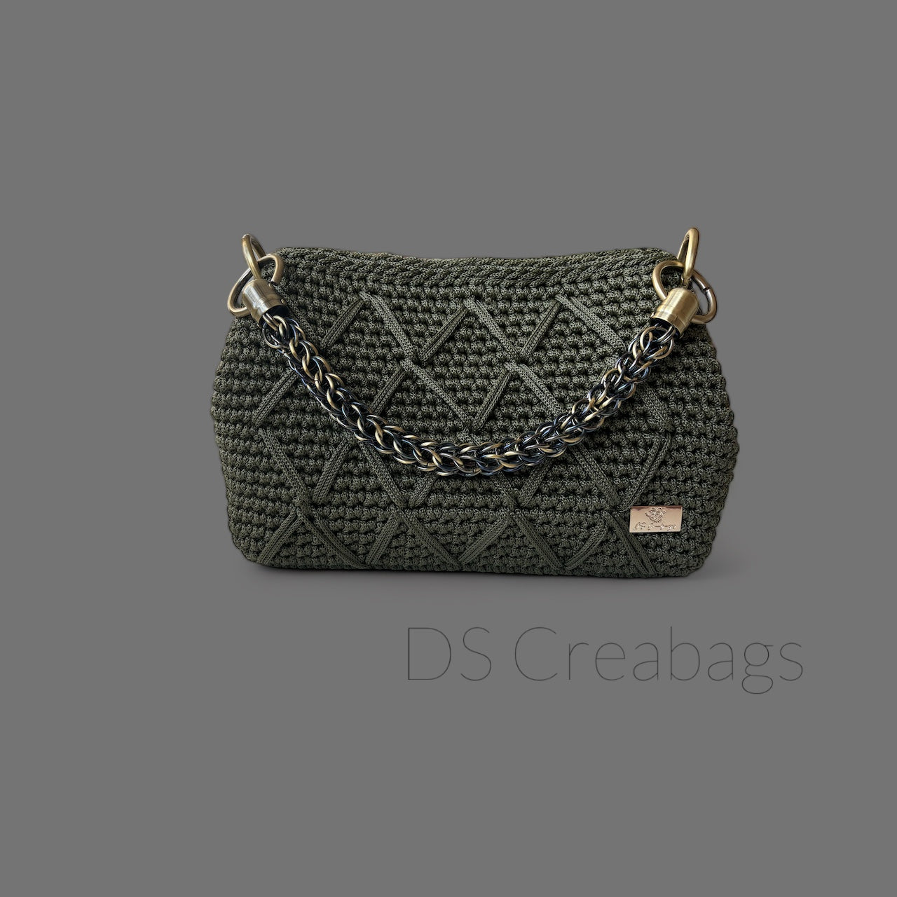 Green clutch with stunning metal chain
